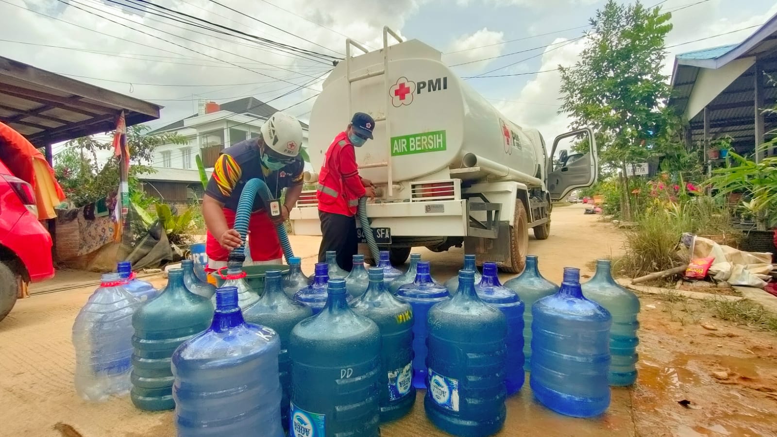 PMI Kutim Distribusikan Air Bersih Hingga Paket Sembako ke Korban Banjir