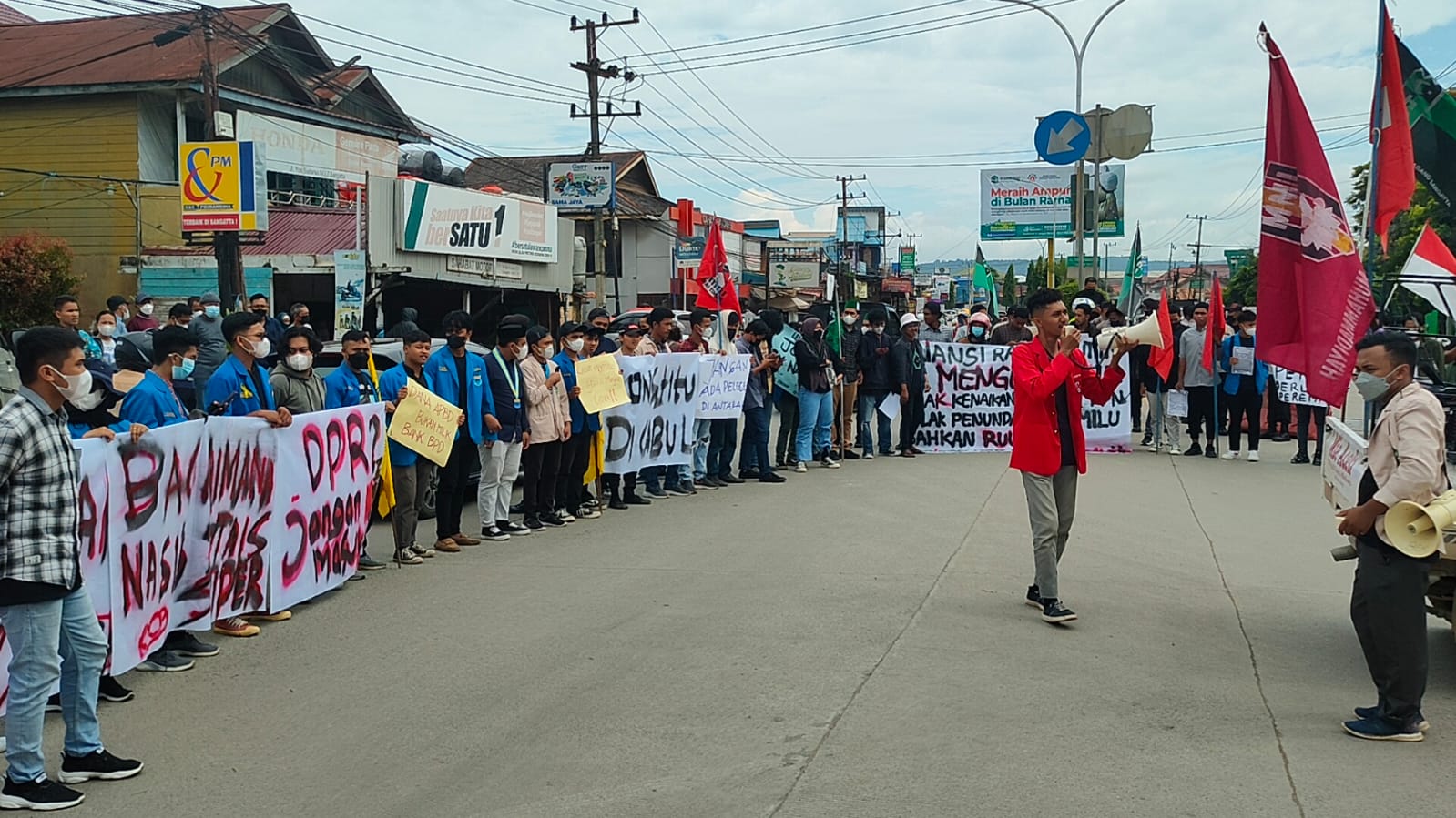 Pemerintah Kutai Timur menerima 11 tuntutan mahsiswa, dalam demo yang dilakukan di DPRD Kutim. Tuntutan ditandatagani mahasiswa dan pejabat pemkab Kutim,