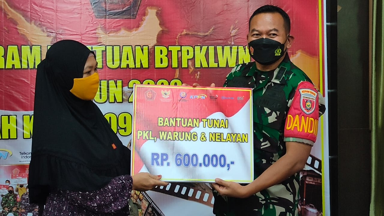 Melalui Kodim 0909/KTM, TNI Salurkan 5000 Bantuan Tunai ke Pedagang dan Nelayan