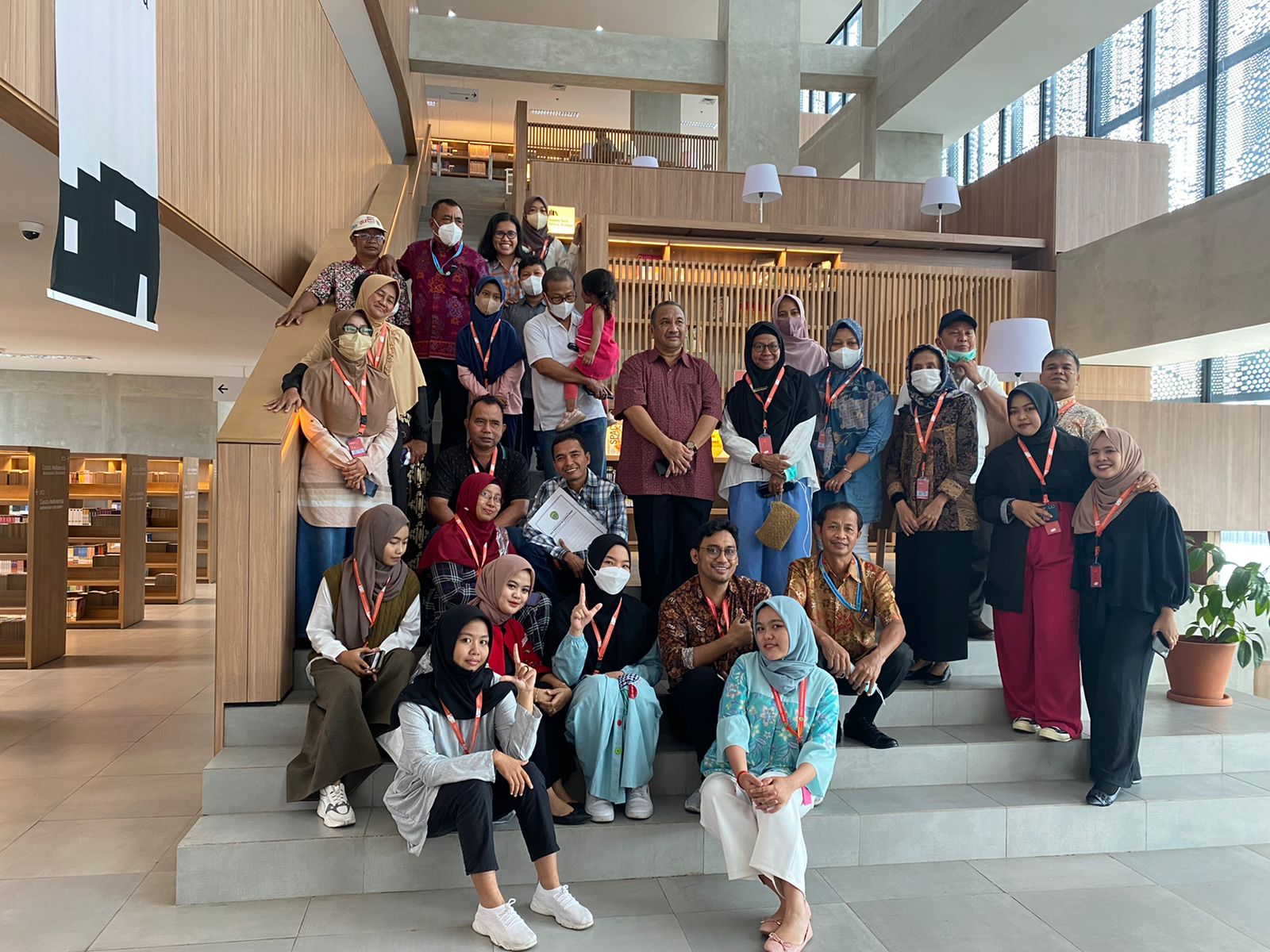 Peserta Wisata Literasi Terkesima Lihat Perpusatakaan DKI Jakarta